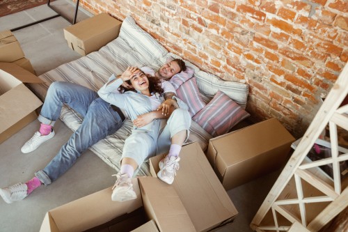Young couple moved to a new house or apartment Ta bort stressen av att flytta med professionella Flyttstädning Services